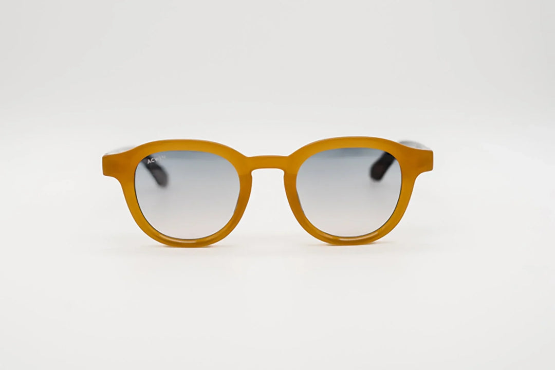 Vista frontal gafas de sol Denver redondas color mostaza con lentes degradadas.