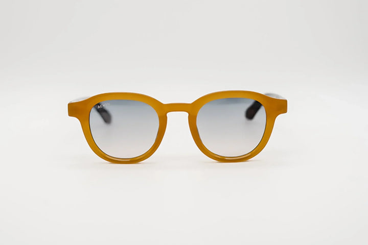 Vista frontal gafas de sol Denver redondas color mostaza con lentes degradadas.