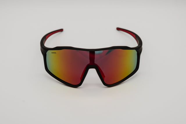 Vista frontal de gafas de sol deportivas AMBAR con montura negra y lente espejo roja.