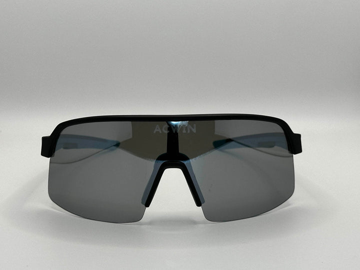 Vista frontal de las gafas deportivas ARENA con lente espejo azul y montura negra.