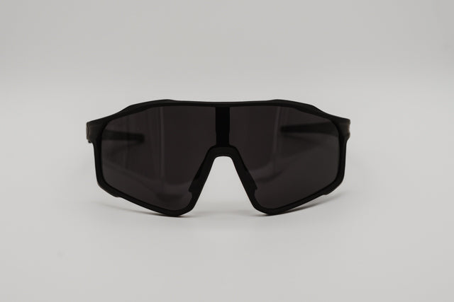 Vista frontal de las gafas deportivas CALIPSO con lente azul de espejo y montura negra mate.