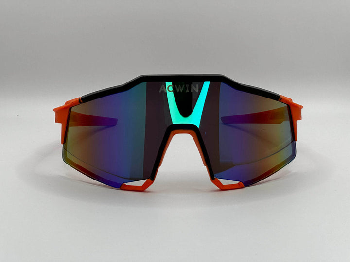 Vista frontal de las gafas deportivas CORAL con lente espejo naranja y montura ergonómica negra.