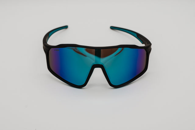 Vista frontal de las gafas deportivas ECLIPSE con lente espejo azul violeta y montura negra mate.