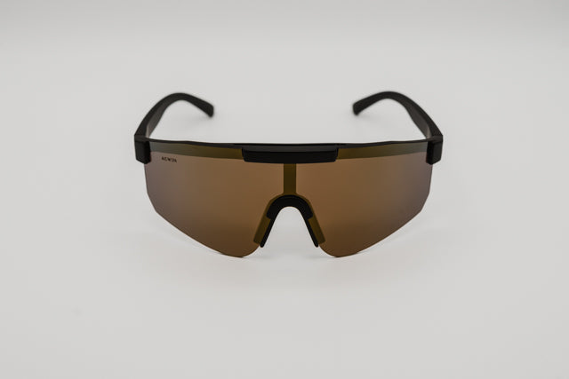 Vista frontal de las gafas deportivas FUEGO con lente espejo roja y montura negra ergonómica.