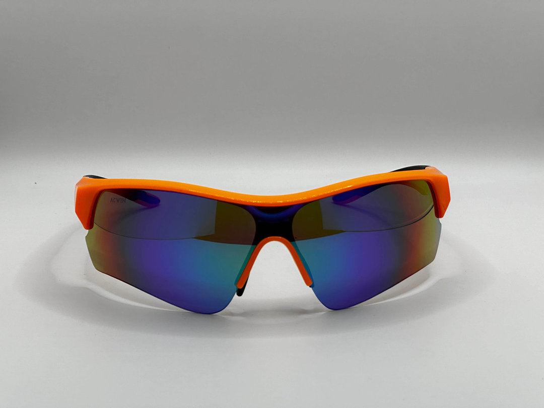 Vista frontal de las gafas deportivas NUBE con lente espejo azul y diseño envolvente.