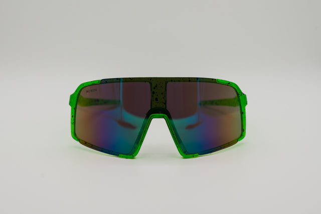 Vista frontal de las gafas deportivas ORION con lente panorámica espejo azul cian y montura negra.