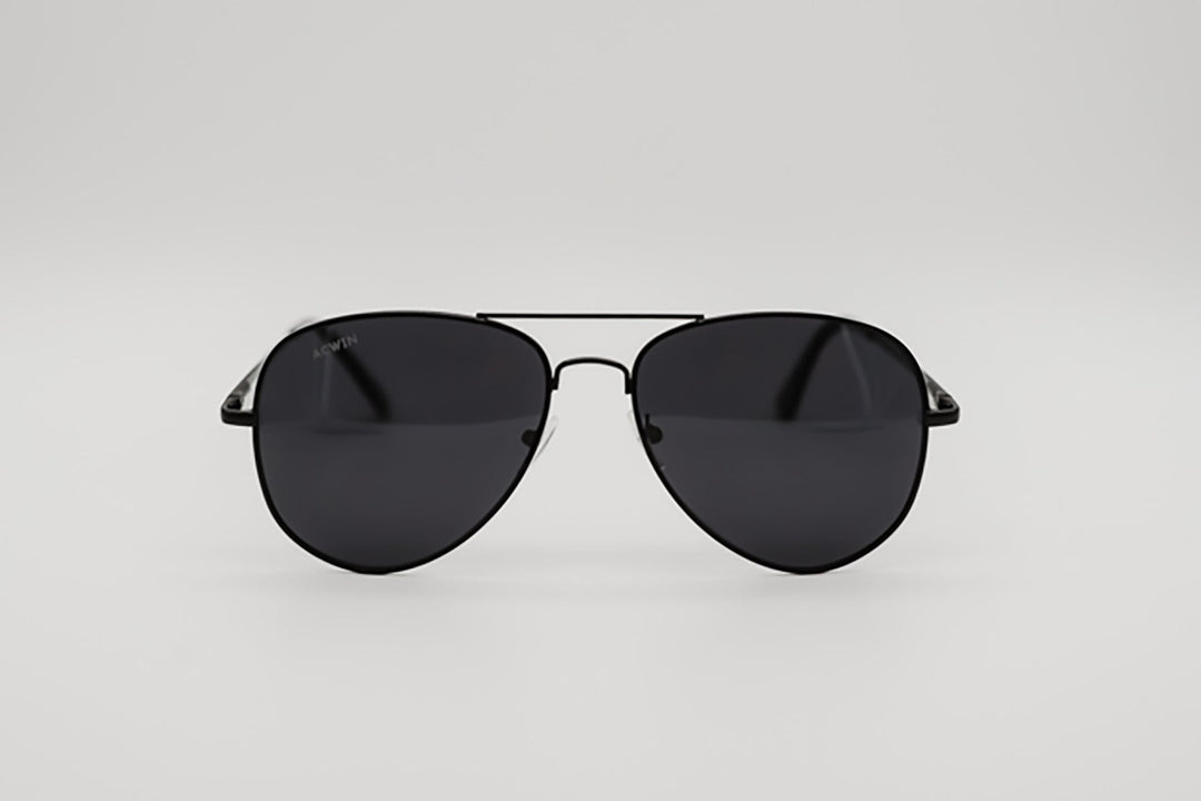 Vista en perspectiva gafas de sol Dubai estilo aviador completamente negras.