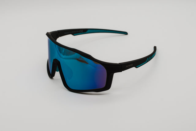 Detalle de la lente de las gafas de sol ECLIPSE mostrando el degradado azul violeta y tratamiento de espejo.