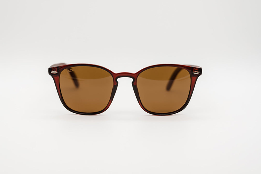 Vista frontal gafas de sol Estocolmo cuadradas en color caoba marrón rojizo.