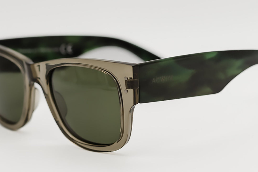 Detalle de la montura translúcida y contraste con varilla verde marmolada modelo Gandia.