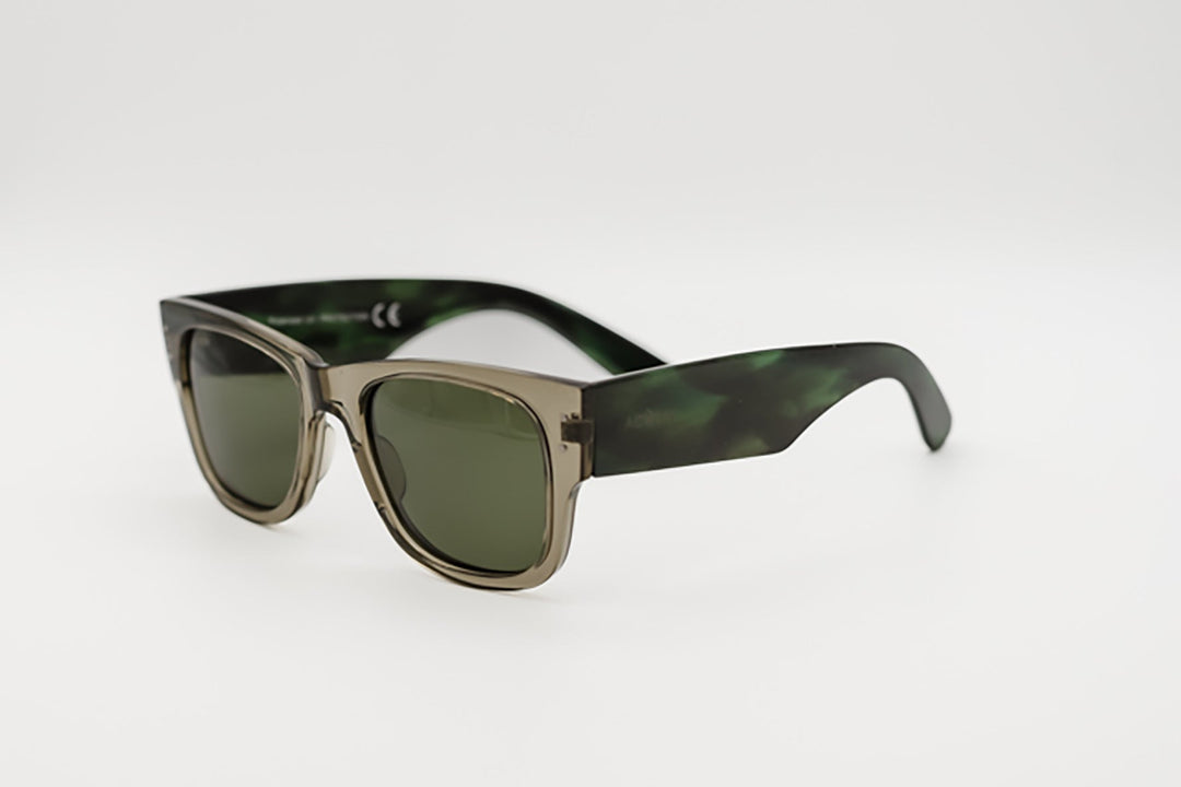 Perfil lateral gafas de sol Gandia mostrando varillas con patrón jaspeado verde.