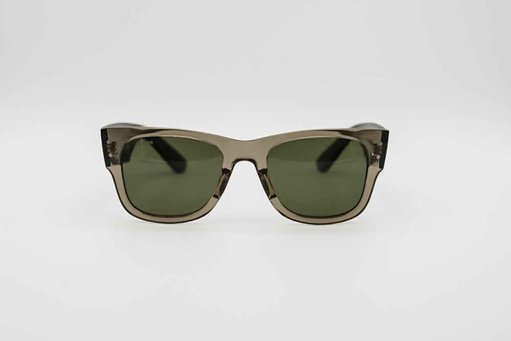 Vista frontal gafas de sol Gandia rectangulares gris translúcido y varillas verdes.