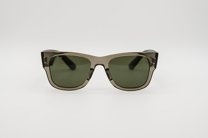 Vista frontal gafas de sol Gandia rectangulares gris translúcido y varillas verdes.