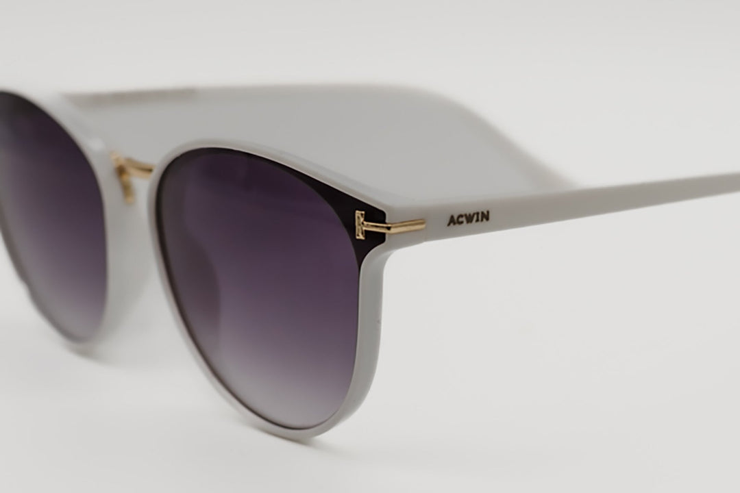 Detalle de la charnela en forma de T dorada y varilla blanca del modelo Ginebra.