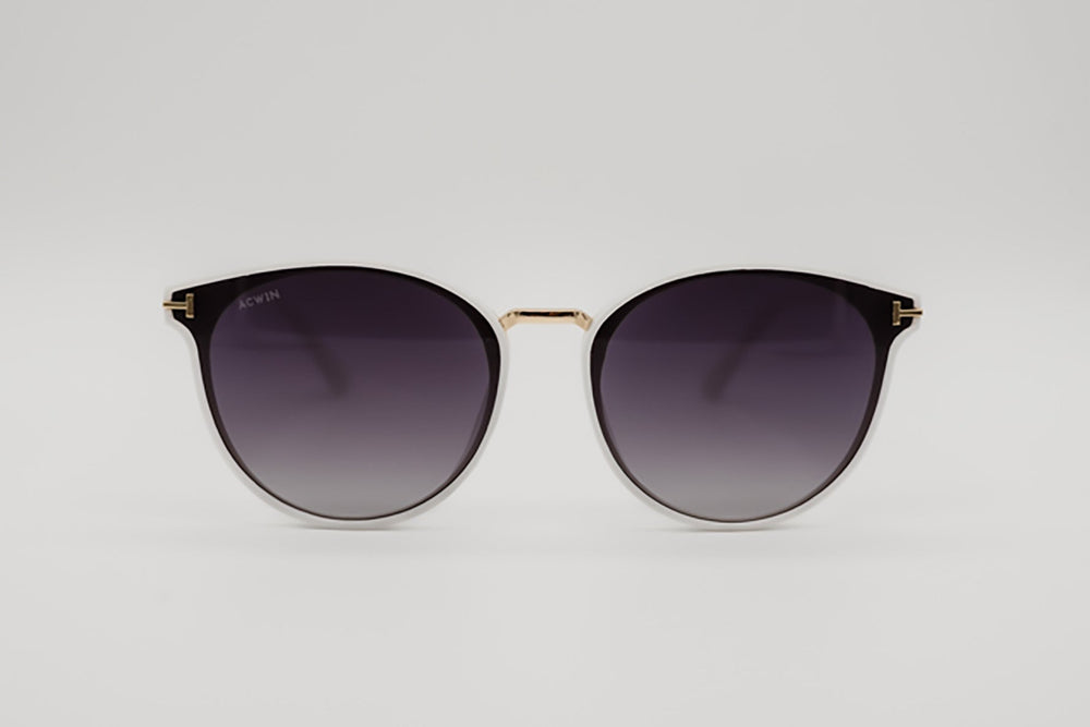 Vista en perspectiva gafas de sol Ginebra oversize blancas con puente dorado.