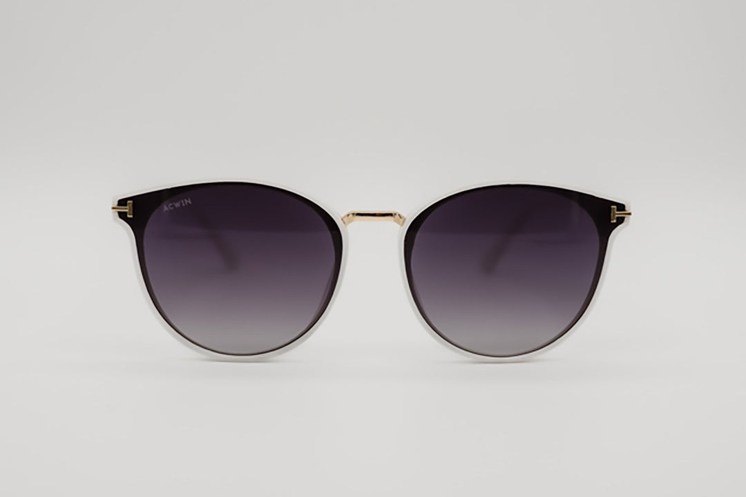 Vista en perspectiva gafas de sol Ginebra oversize blancas con puente dorado.