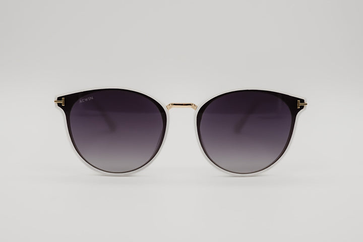 Vista en perspectiva gafas de sol Ginebra oversize blancas con puente dorado.