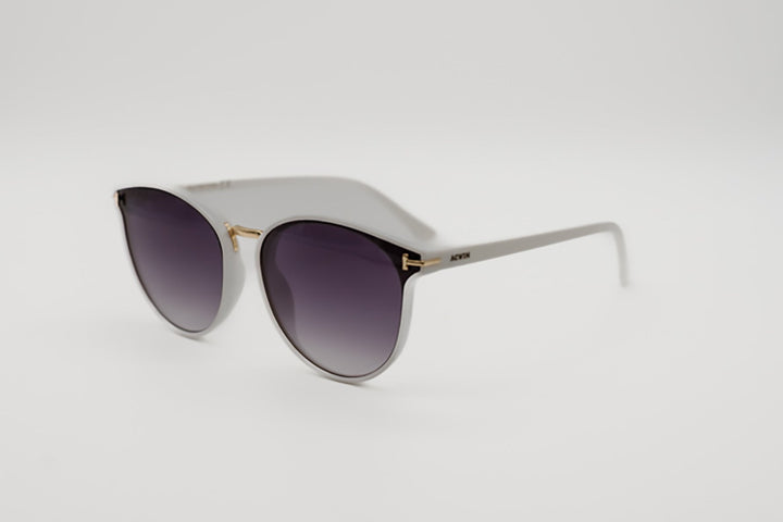 Vista frontal recta gafas de sol Ginebra destacando el contraste blanco y negro.