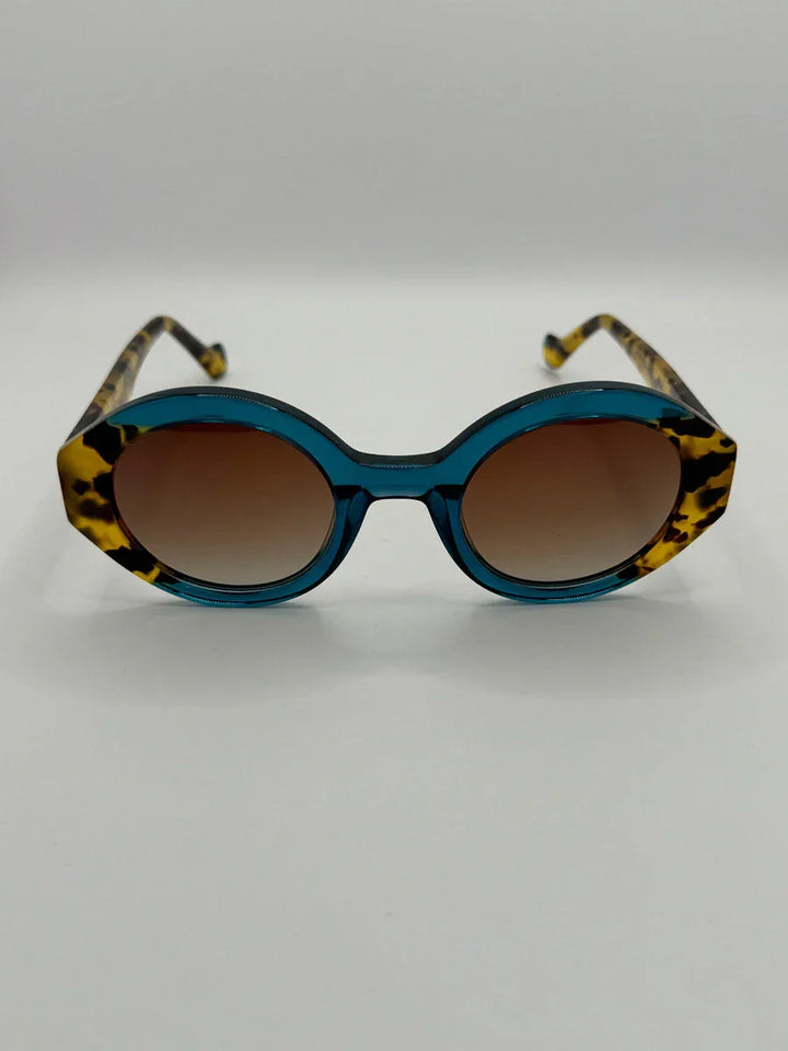 Vista frontal gafas de sol Granadella con montura geométrica bicolor azul y carey amarillo.