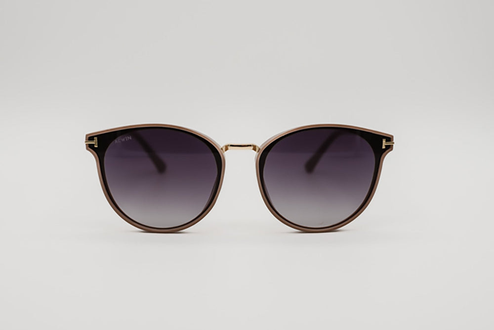 Vista frontal gafas de sol Hamburgo oversize color nude beige con puente dorado.