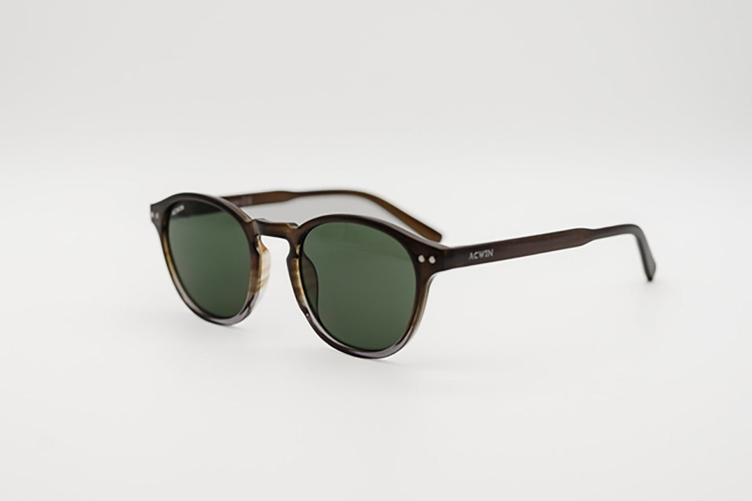 Vista frontal recta del modelo Helsinki destacando el puente de cerradura y lentes verdes.