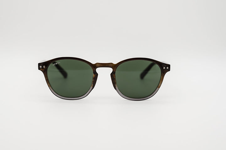 Vista frontal gafas de sol Helsinki redondas estilo panto en color marrón oliva texturizado.