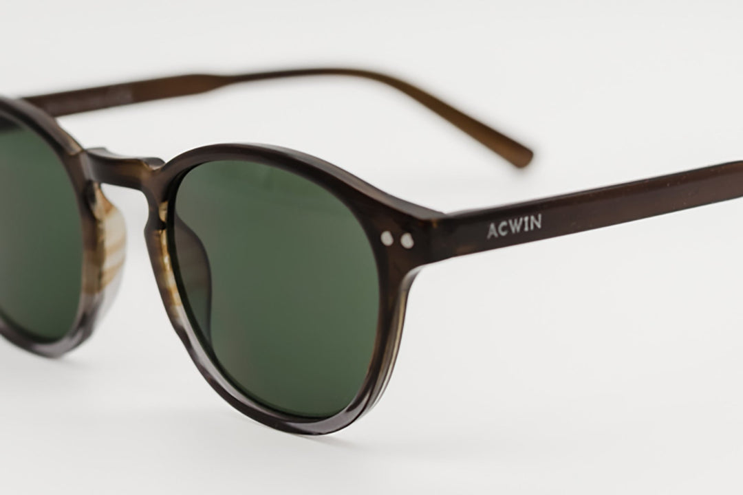 Detalle lateral de la montura texturizada y remaches plateados del modelo Helsinki.