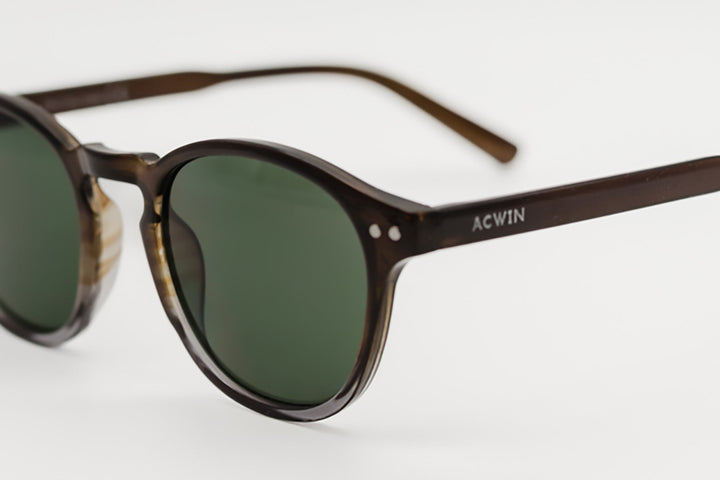 Detalle lateral de la montura texturizada y remaches plateados del modelo Helsinki.