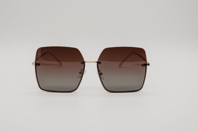 Vista frontal gafas de sol Hong Kong cuadradas oversize sin montura con lentes degradadas.