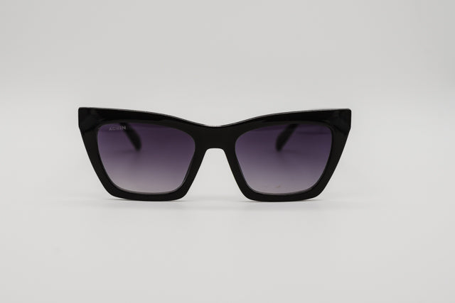 Vista en perspectiva de gafas de sol Honolulu estilo Cat-Eye negras con detalle de glitter superior.