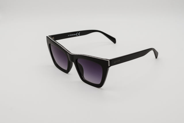 Vista frontal recta de las gafas de sol Honolulu mostrando la forma ojo de gato y lentes degradadas.