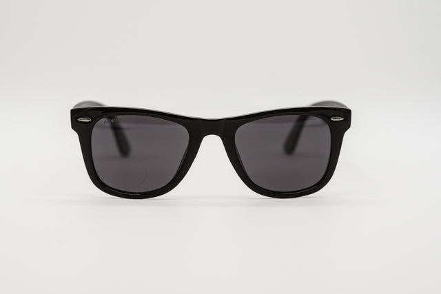 Vista en perspectiva gafas de sol Ibiza estilo Wayfarer clásico negro brillante.