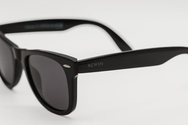 Detalle del perfil lateral y varilla negra brillante del modelo Ibiza.