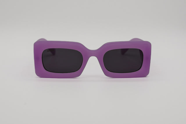 Vista en perspectiva gafas de sol Jaen rectangulares color lila acabado frost.