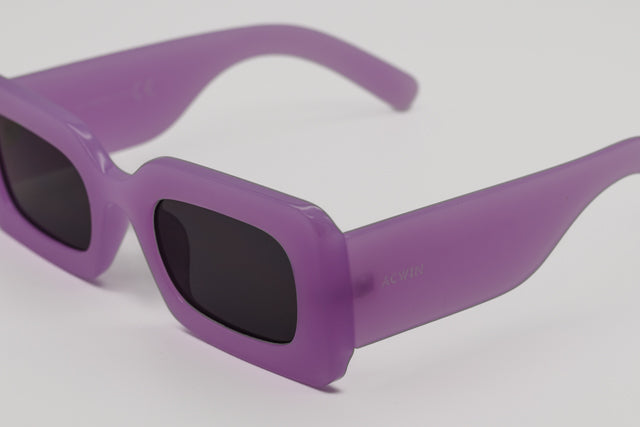 Vista frontal recta de las gafas de sol Jaen destacando el color lavanda translúcido.