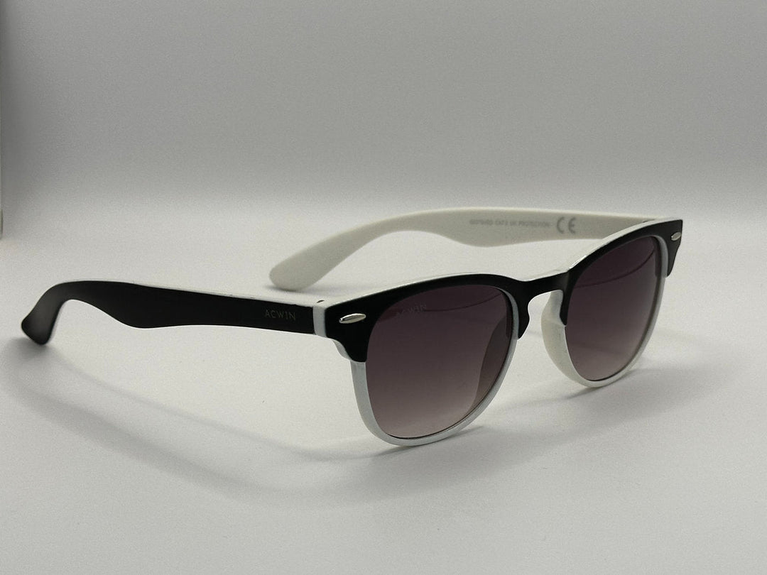 Vista frontal recta de las gafas de sol Kioto destacando el contraste blanco y negro.