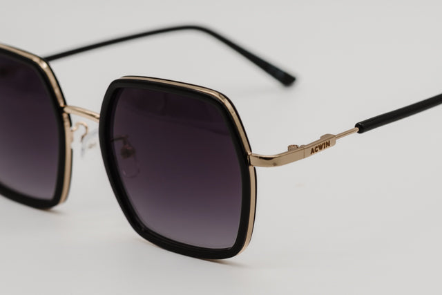 Detalle macro de la varilla dorada y el aro negro del modelo Lima.