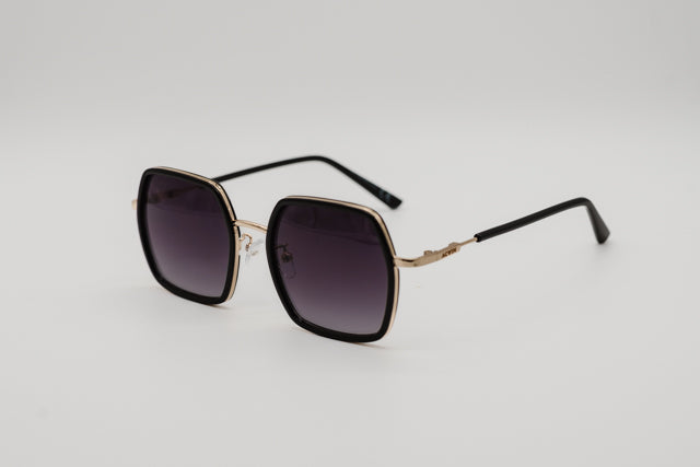 Vista en perspectiva del modelo Lima mostrando la combinación negro y oro.