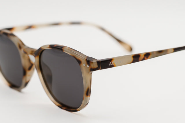 Detalle del patrón carey claro y remaches plateados del modelo Lisboa.