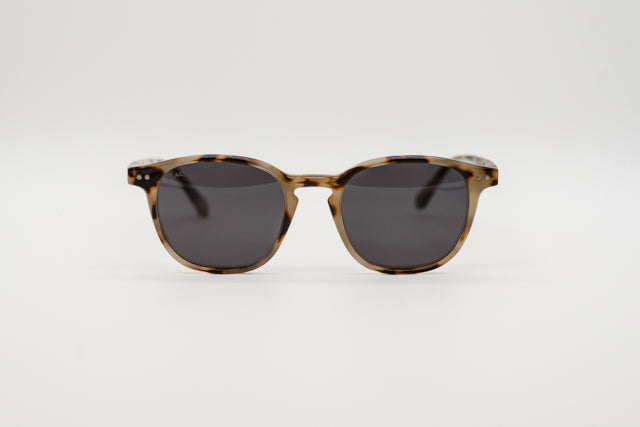 Vista en perspectiva gafas de sol Lisboa estilo panto en carey claro havana.