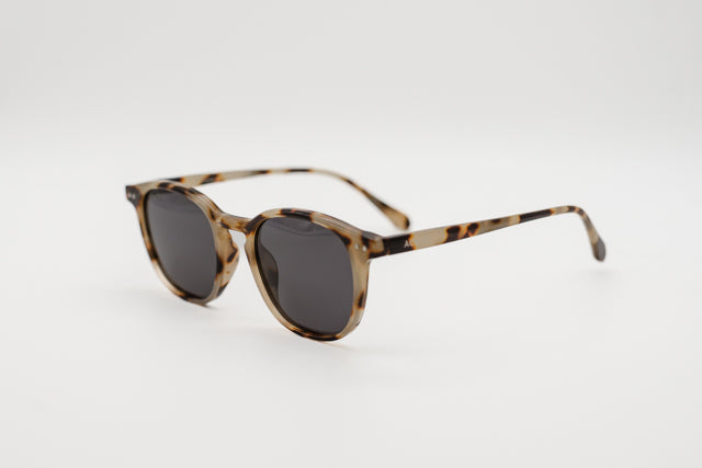 Vista frontal recta de las gafas de sol Lisboa destacando el puente de cerradura.