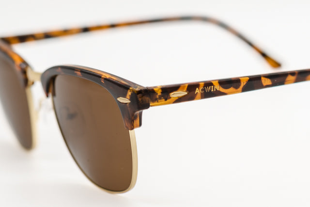 Detalle del patrón carey y remaches dorados del modelo London.