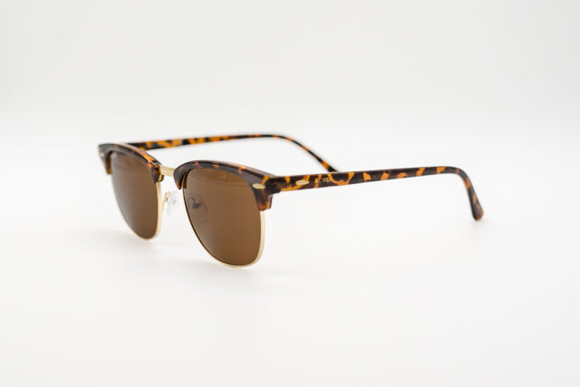 Perfil lateral gafas de sol London mostrando varillas de carey y estructura dorada.