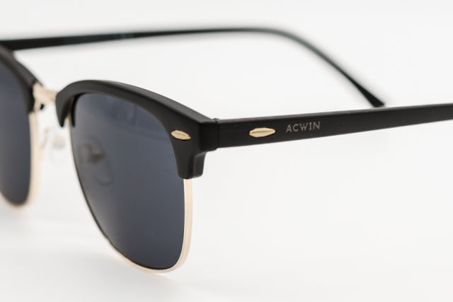 Detalle macro de la textura mate y los remaches dorados del modelo Madrid.