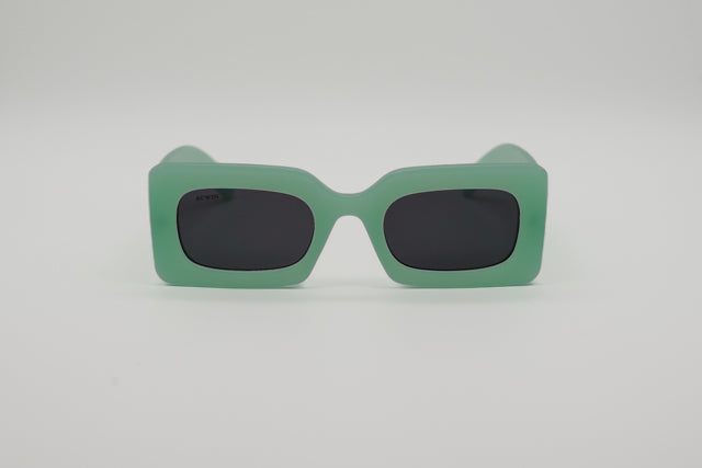 Vista en perspectiva gafas de sol Malaga rectangulares color verde menta pastel.