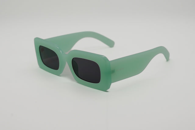 Vista frontal recta de las gafas de sol Malaga en verde pastel.