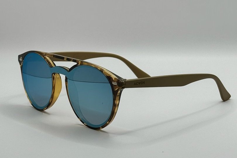 Vista en perspectiva del modelo Maly destacando el contraste de materiales y lente espejada.