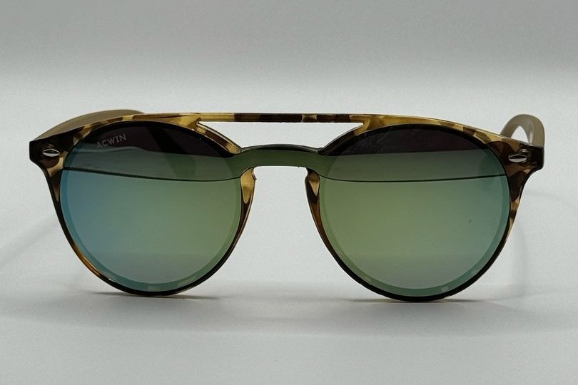 Vista frontal gafas de sol Maly redondas con doble puente carey y lentes espejo verde.