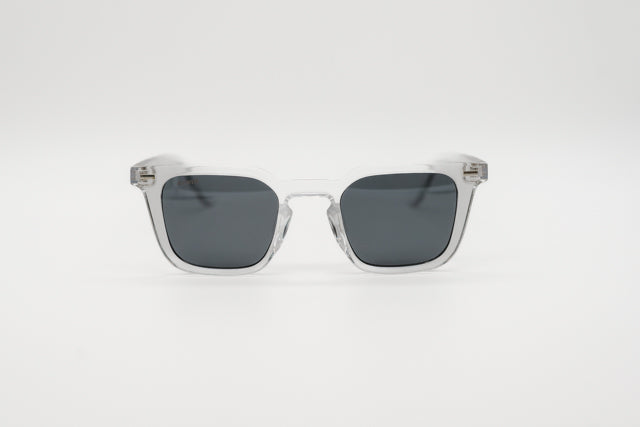 Vista en perspectiva gafas de sol Manila rectangulares en acetato transparente.