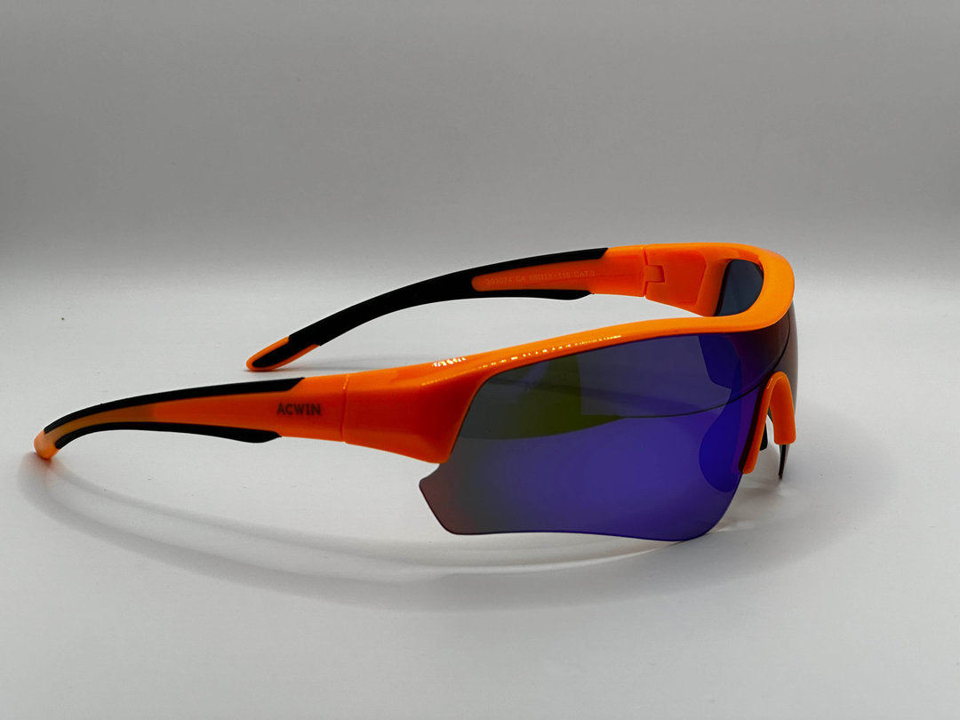 Vista en perspectiva de las gafas MARFIL mostrando su diseño envolvente y ajuste ergonómico.